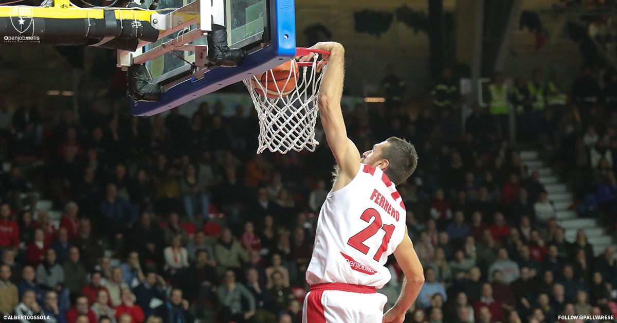 PallVarese's tweet photo. Le immagini più belle della stupenda vittoria biancorossa! Iniziamo bene questo lunedì! 💪🏀💥 #GOVARESE #VarCDO https://t.co/dDFumgKQNv