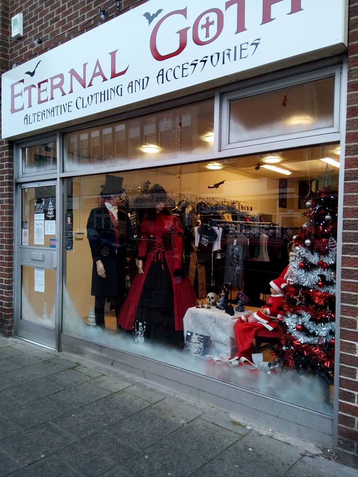 EternalGothWeb's tweet photo. #Christmas has arrived at Eternal Goth!

Even Boris our resident skeleton has gotten in on the action by playing Santa for one of the baby vampires who wants to give her present list! https://t.co/7FGYoEyznc