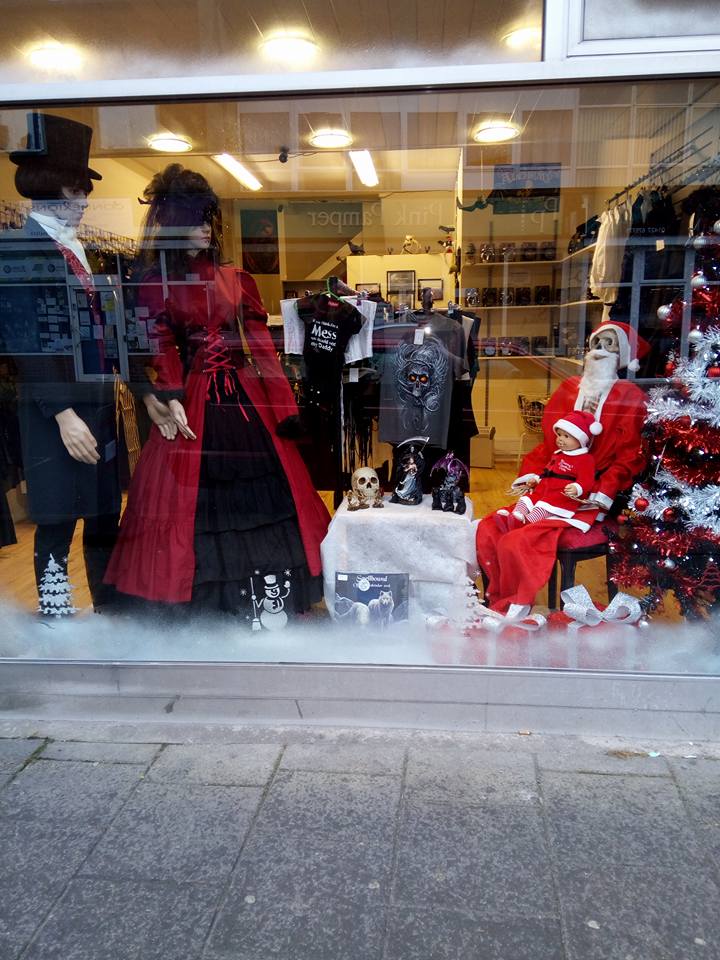 EternalGothWeb's tweet photo. #Christmas has arrived at Eternal Goth!

Even Boris our resident skeleton has gotten in on the action by playing Santa for one of the baby vampires who wants to give her present list! https://t.co/7FGYoEyznc