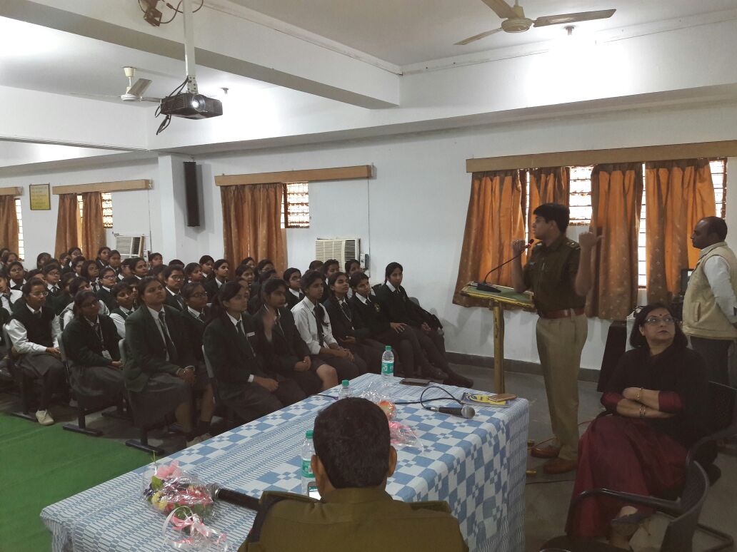 hathraspolice's tweet photo. पुलिस अधीक्षक हाथरस द्वारा DPS स्कूल हाथरस में छात्राओं को नारी सशक्तिकरण, सुरक्षा, #1090, #UP100, #PowerAngel, #AntiRomeoSquad आदि के संबंध में जानकारी देकर जागरूक किया I
@Uppolice, #uppolice, #Womensafetyweekupp https://t.co/J0pvo9gDAU