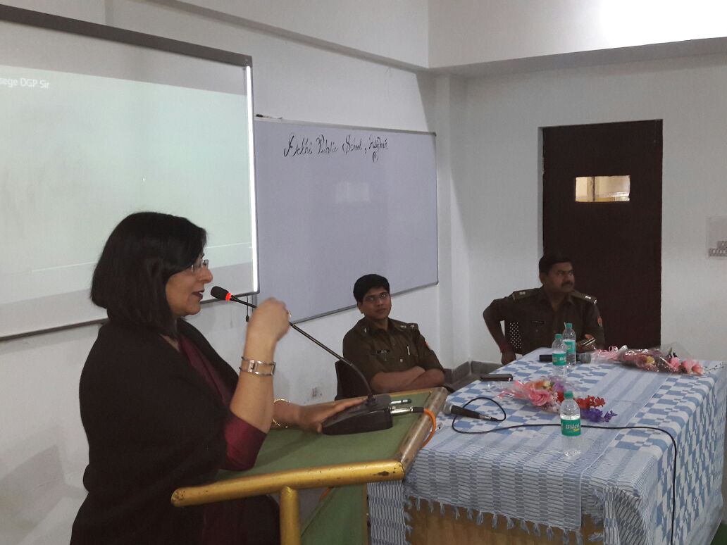 hathraspolice's tweet photo. पुलिस अधीक्षक हाथरस द्वारा DPS स्कूल हाथरस में छात्राओं को नारी सशक्तिकरण, सुरक्षा, #1090, #UP100, #PowerAngel, #AntiRomeoSquad आदि के संबंध में जानकारी देकर जागरूक किया I
@Uppolice, #uppolice, #Womensafetyweekupp https://t.co/J0pvo9gDAU