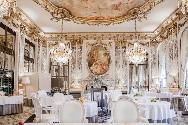 Love the decor of Le Meurice starred #restaurant in #Paris! #luxury #travel #hotel goo.gl/b83fP4