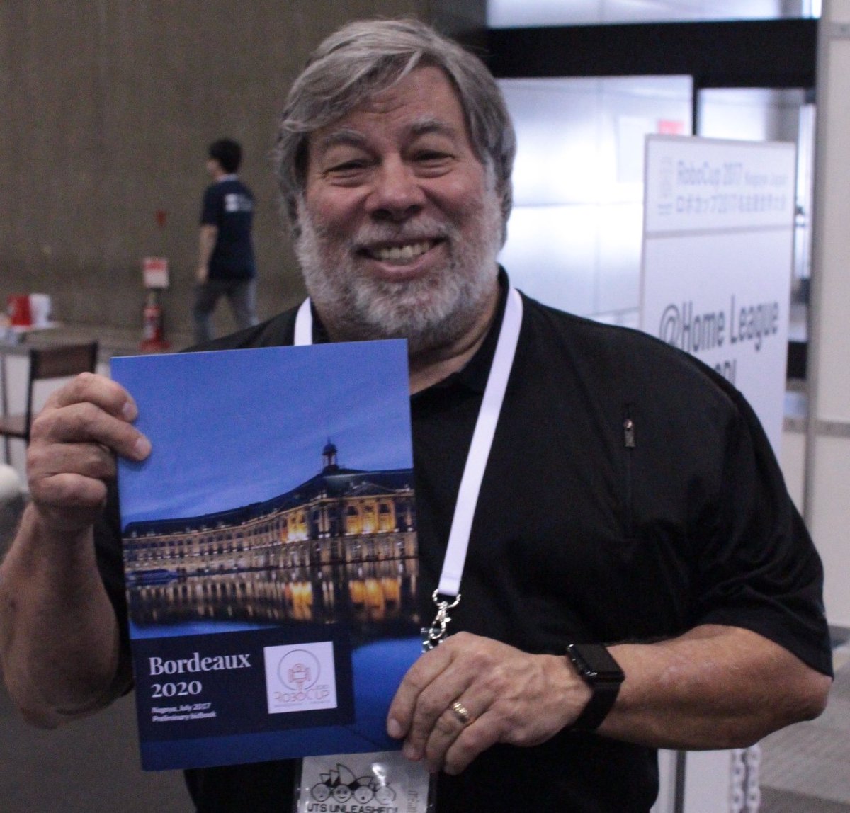 Un soutien de notoriété mondiale soutient la candidature 🇫🇷 #Bordeaux pour organiser la @RoboCup2020 : <a href="/stevewoz/">Steve Wozniak</a> , un des pionniers de la micro-informatique !