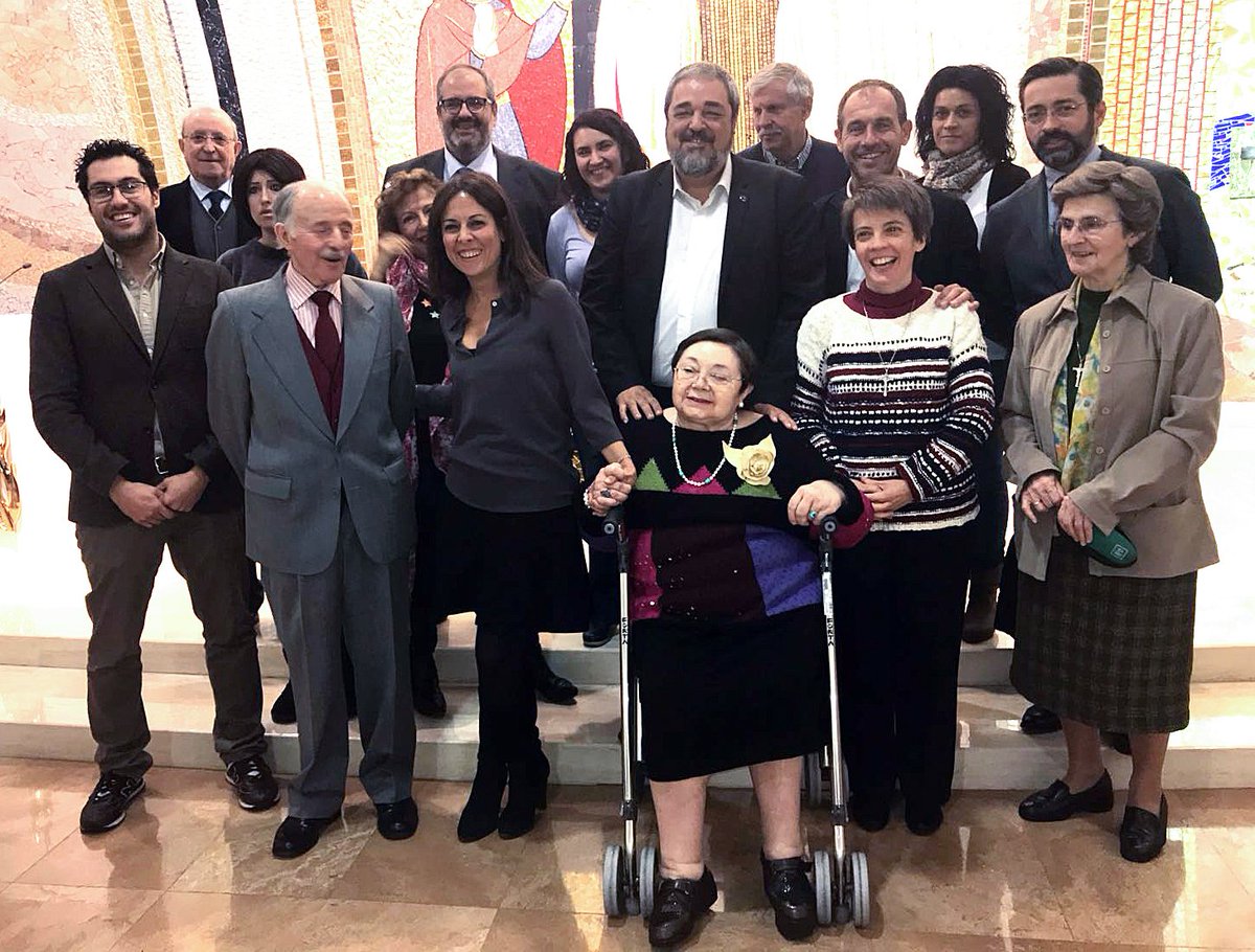 semcalvending's tweet photo. La periodista Mara Torres ha entregado el Premio del “III Concurso de  Relatos Cortos” organizado por el Centro Hospitalario Benito Menni. En la entrega del Premio ha estado presente el director de Semcal, Fernando Calvo, que ha entregado el premio al ganador. https://t.co/wSi8jkndhG