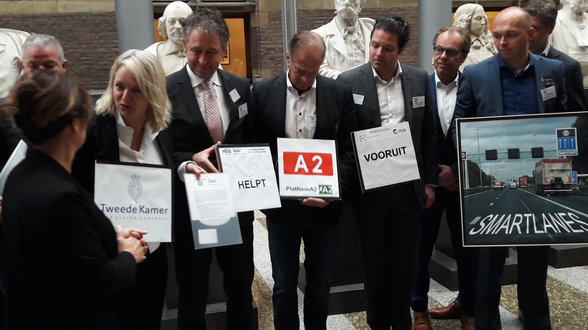 Brabantse en Limburgse gemeenten en bedrijfsleven bieden petitie in Den Haag aan tegen #fileprobleem A2 tussen Weert en Eindhoven. Oplossing: slimme spitsstroken.