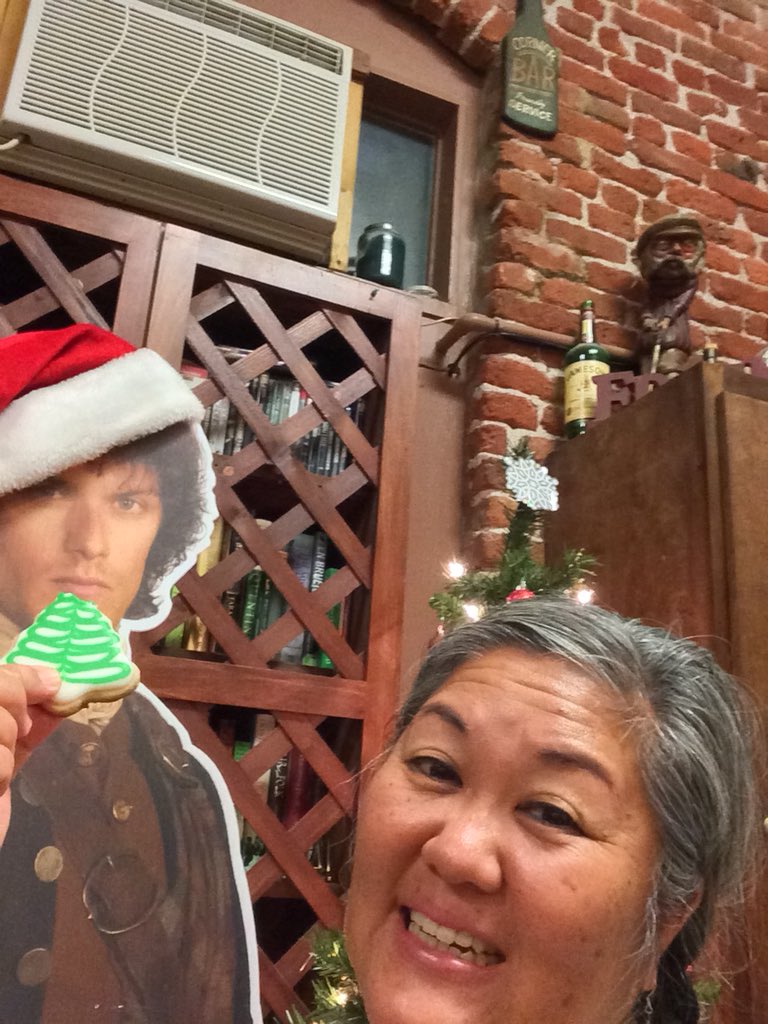 jodykchang's tweet photo. @SamHeughan Watched with the @AlohaOutlanders and ate crab dip, hummus, Brie, sausage and COOKIES withJamie! #OutlandishSnacks https://t.co/f77CGF3qmD