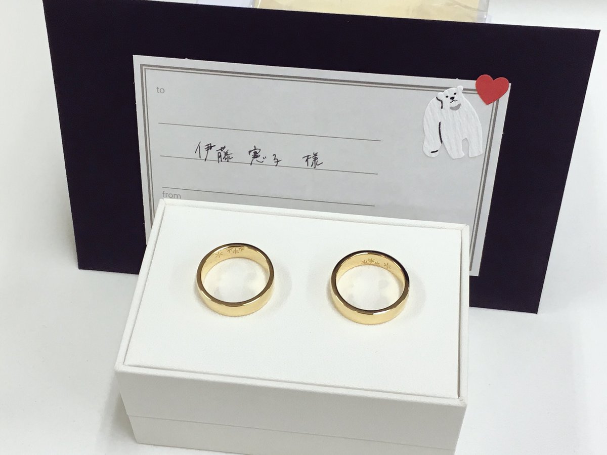 nrkito's tweet photo. 以前Twitterでお見かけした勇利とヴィクトルの指輪を、制作者の方が送ってくださいました！
ありがとうございます、スタジオのユーリグッズコーナーに並べさせていただきます…💍✨ https://t.co/Cj0jxksYOP