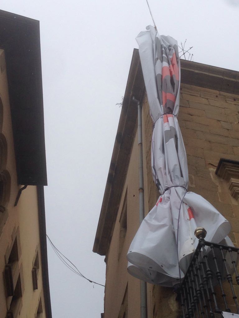 ANC_Bombers's tweet image. Denunciem manipulació barroera. Els bombers no van posar cap pancarta, feia dies que hi era. Es va rebre avís de perill de caure pel vent. Estava recargolada i revolava. Per prevenció es va afermar i replegar. Les teves mentides no hauríen de quedar impunes @Albiol_XG