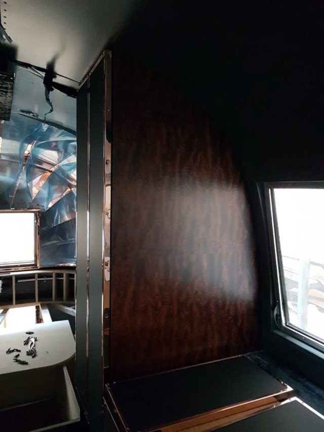 In the workshop today - this Airstream is being fitted with Kevasingo real wood veneer matched with matt black and copper cupboards:

arcairstreams.co.uk/blog/2017/12/d…