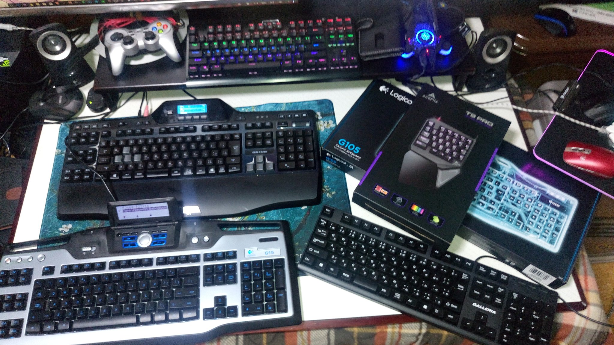 Kimiokun Slowlife ゲーミングキーボード コレクターも 上からアマゾンで初めて買って イルミ飾り用 その下がメインのロジクールg510s その下がg15 ゲームしかできない 右下がロジクール G105 美品 上にあるのが 使えなかった中華製の片手キーボード