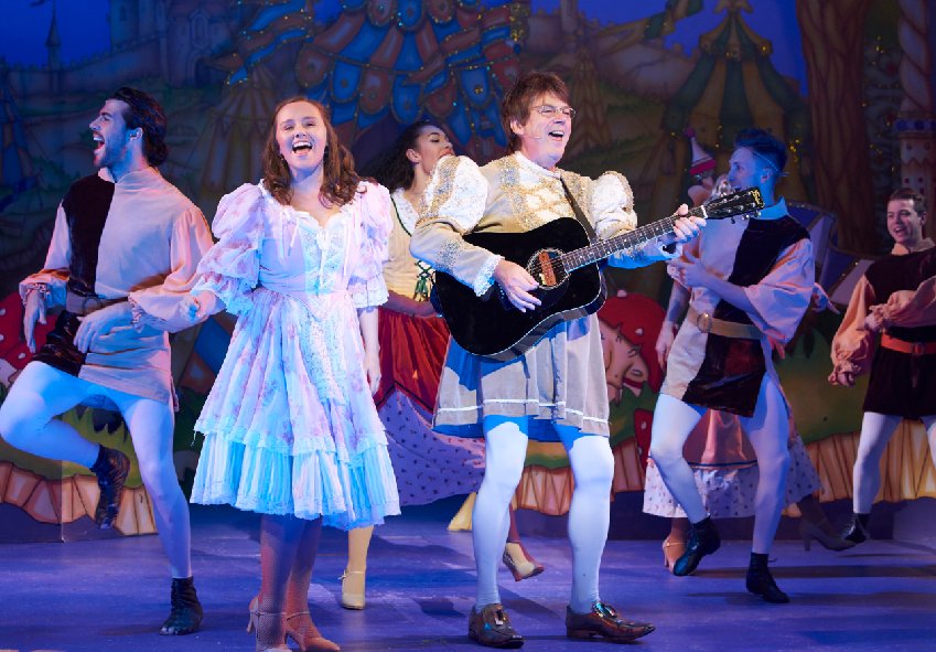 ‘Star-studded show's a 'Five Star' winner’ said <a href="/henleystandard/">Henley Standard</a>  ow.ly/5baF30h8Qu1 #WindsorPanto #SleepingBeauty