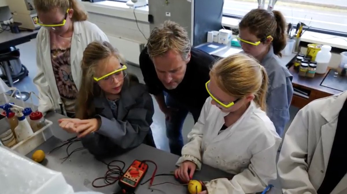 Jong geleerd, oud gedaan! @btgworld laat kinderen kennismaken met nieuwe technieken om nieuwe energie op te wekken. In <a href="/ProvOverijssel/">Provincie Overijssel</a> bereiden we Human Capital zo voor op de #energietransitie. bit.ly/nieuweenergie6 <a href="/HetGroeneOosten/">HetGroeneOosten</a> #nieuweenergie