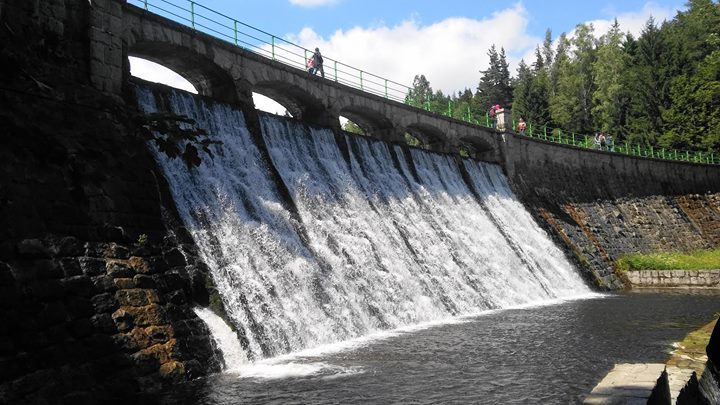Picturesque waterfall in the Dam of Łomnica River in Karpacz, Poland [OC] [4160x2340]