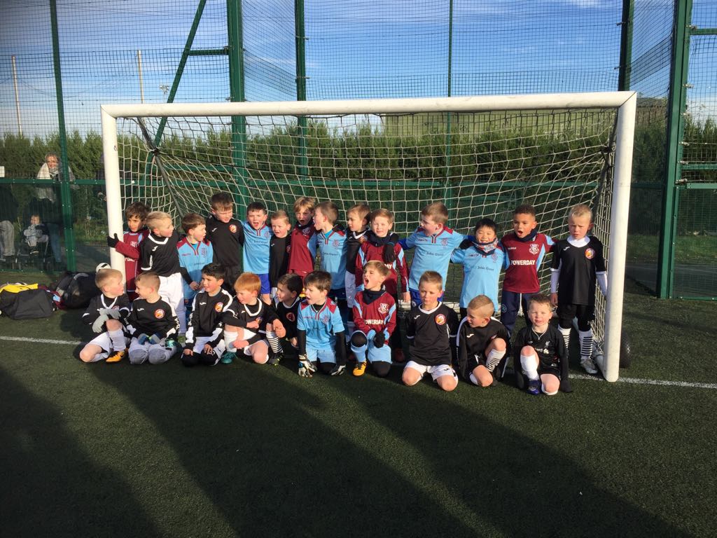 RRYFC's tweet image. Ruislip Rangers Cubs pictured with Bedfont FC u6s after their friendlies on Saturday.  #Starbucks #nbrly