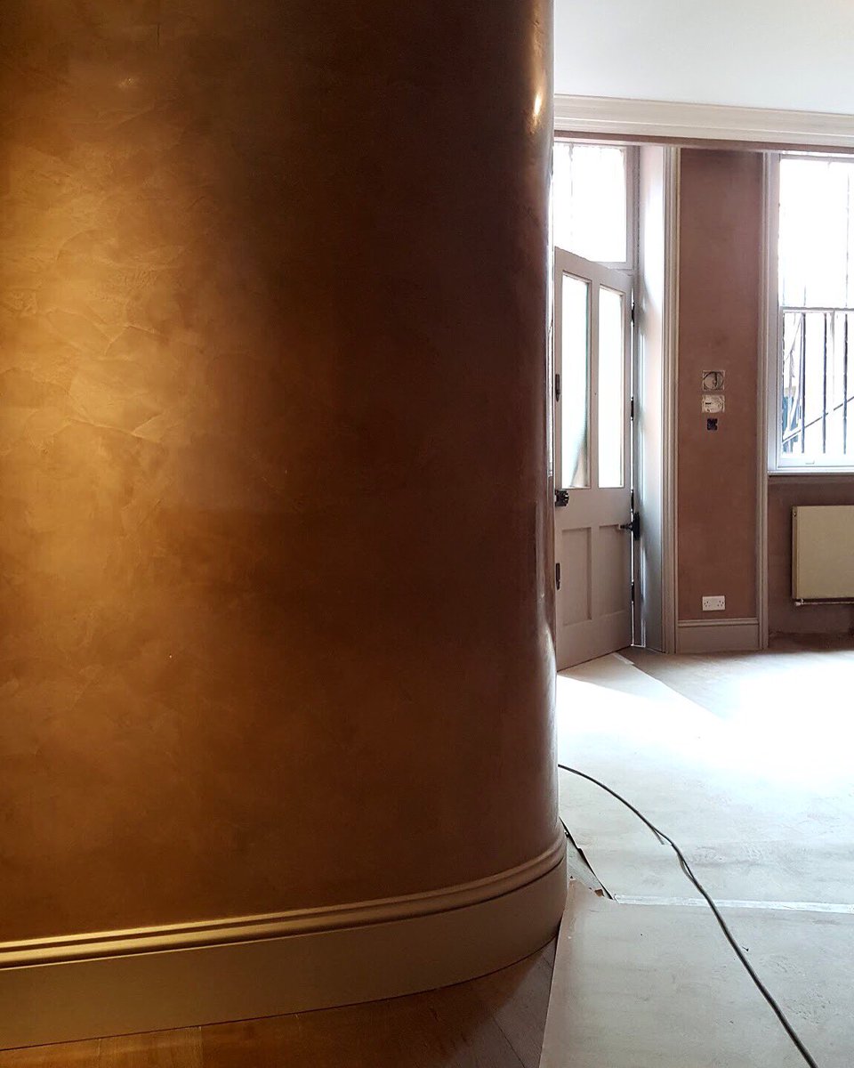 Curved #stuccowalls in a luxurious colourway #PolishedPlaster #italianplaster #luxurydesign #luxuryhomes #surfacedesign #interiordesignlondon #london #stucco