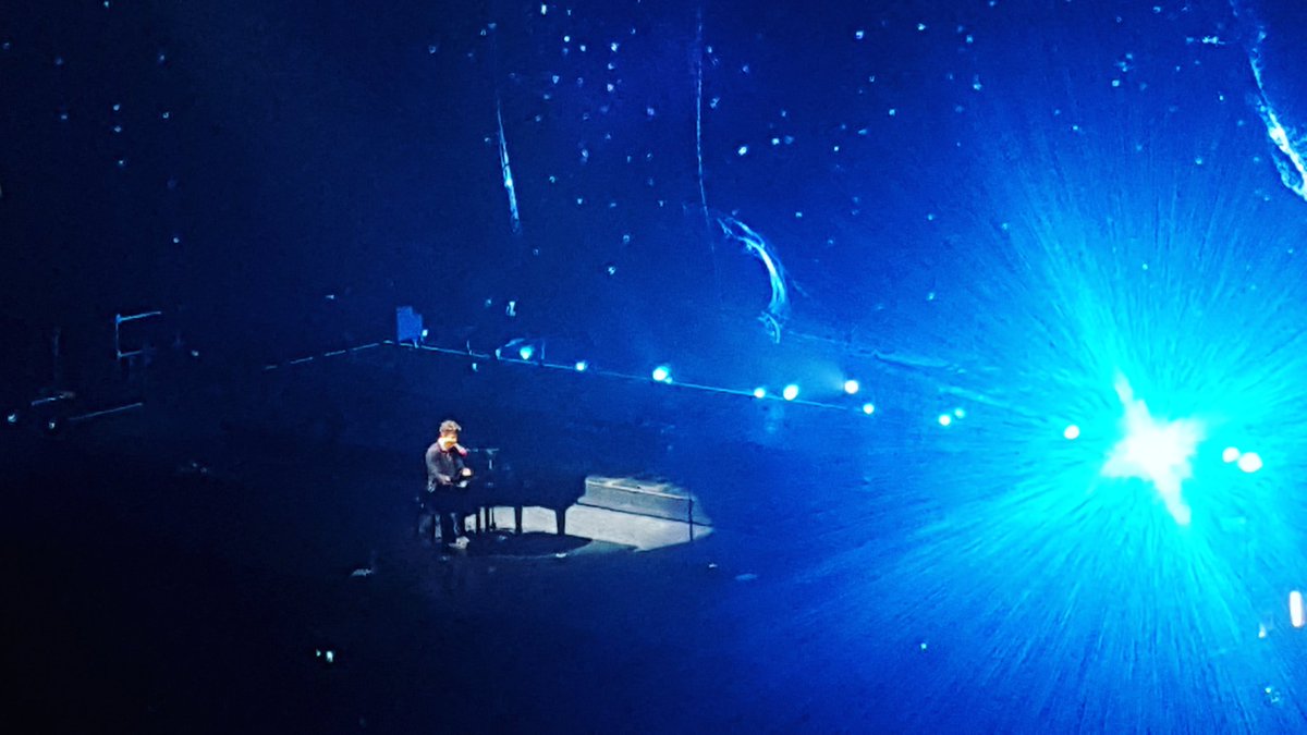 chachalalatata's tweet photo. I'm a fan of your for a long time and today I saw the real you in front of me and everyone, my dreams come true.
PS. Love u @ShawnMendes #shawnmendesbkk2017 #IlluminateTourBangkok
#11December2017 https://t.co/LdWyVK7QoM