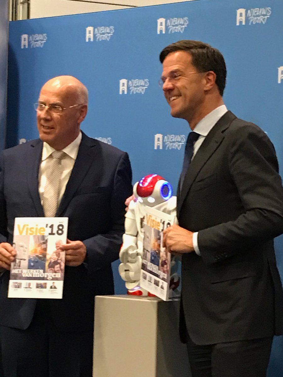 robotsindeklas's tweet image. @MinPres Mark Rutte neemt RMU nota in ontvangst naast onze onderwijsrobot @robotsindeklas in @nieuwspoort!