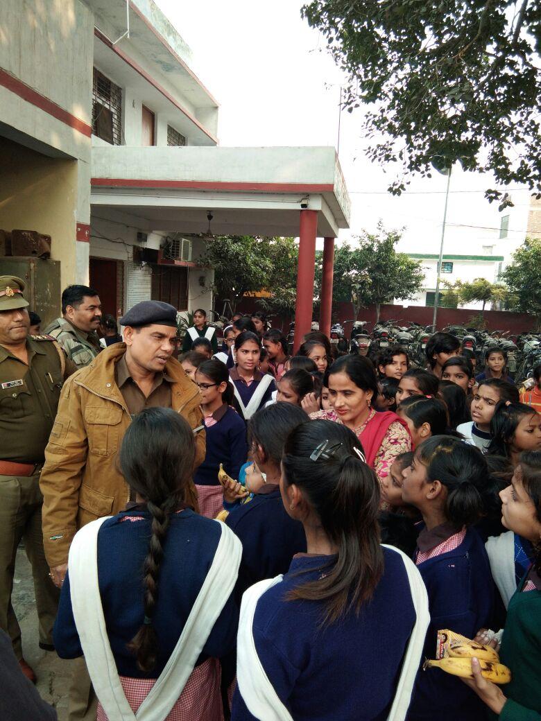 baghpatpolice's tweet photo. SP बागपत के निर्देशन मे जनपद के समस्त थानो मे छात्राओं को पुलिस की कार्य प्रणाली से अवगत कराया गया। जिससें छात्राओं मे पुलिस के प्रति विश्वास उतपन्न हो, पुलिस से डरे नही, अपनी समस्याओं को बिना संकोच व भयमुक्त होकर बता सकें। #womensafetyweekupp  @Uppolice #baghpatpolice @up100 https://t.co/Vnf2PADmti