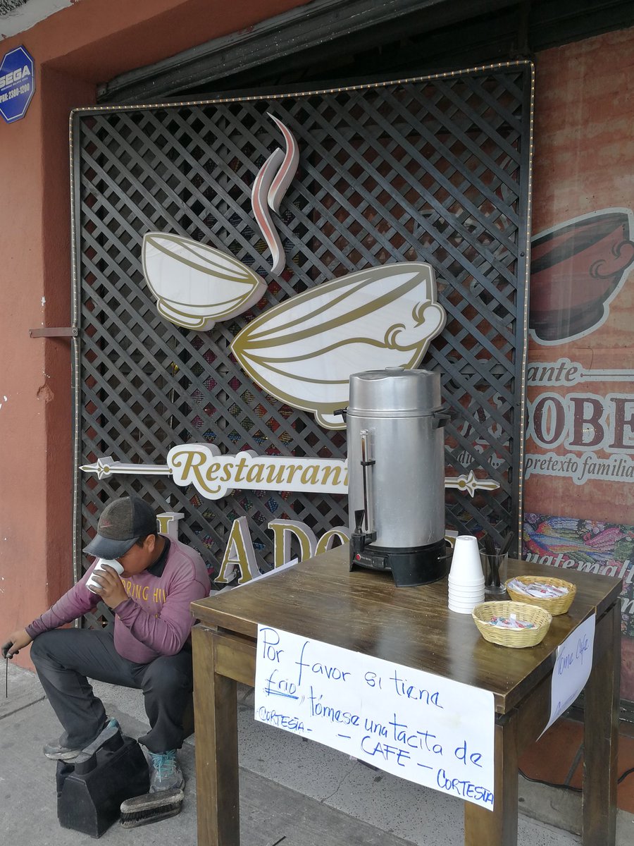 rbolanos_pl's tweet photo. Ante las bajas temperaturas, restaurante en la zona 1 brinda café de cortesía a los transeúntes. https://t.co/NoOTk5Wwtp