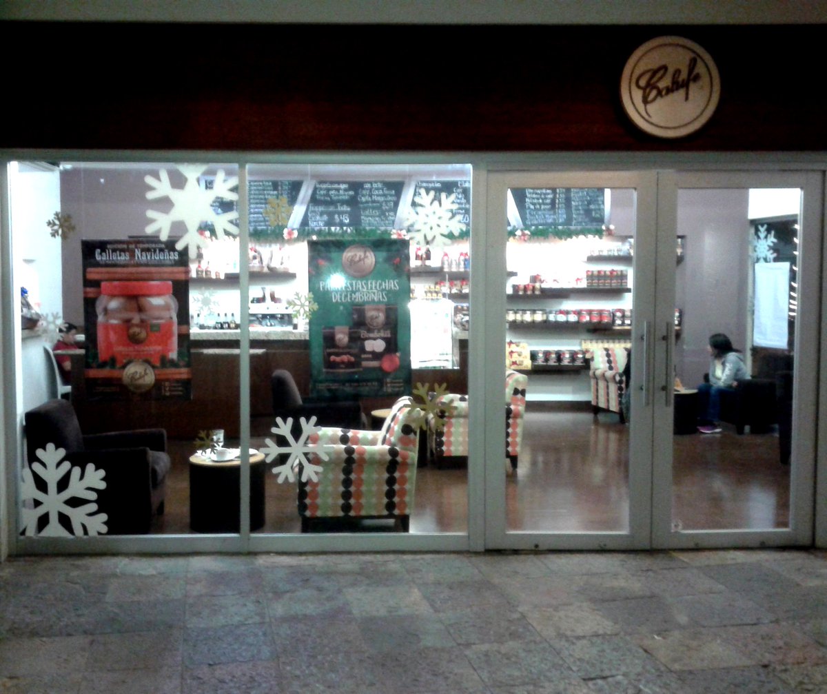 abdiruiz's tweet photo. Otro año más decorando las sucursales de @calufecafe muchas gracias por su confianza #Navidad #Calufe #FelizLunes https://t.co/iFDUITefx0 https://t.co/MMS4QHRxHy