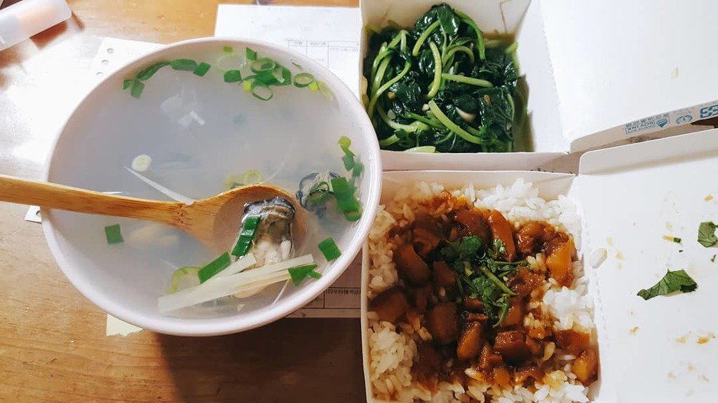 yhblairc's tweet photo. #每天都要好好吃飯 
某天放假日晚起的下午茶。
蚵仔湯 40，
肉燥飯 35(??)，
燙地瓜葉 40。 https://t.co/7QrSh8raoG https://t.co/qu3Ncs07D3