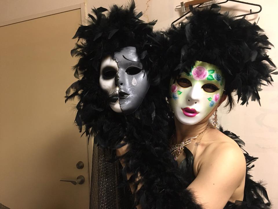 Mayura على تويتر 昨日 Vizryさん主催のベリーダンス公演 ヤーアブルニー 貴方なしでは生きられないから 貴方の前で死んでしまいたい が行われ その公演でkaolyさんが使用した仮面を制作 死にかけている男性と 男性の手で葬られ 幸せな笑みを浮かべる女性