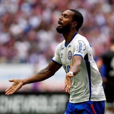 O volante Luiz Antônio negocia seu retorno para o <a href="/ECBahia/">Esporte Clube Bahia</a>.