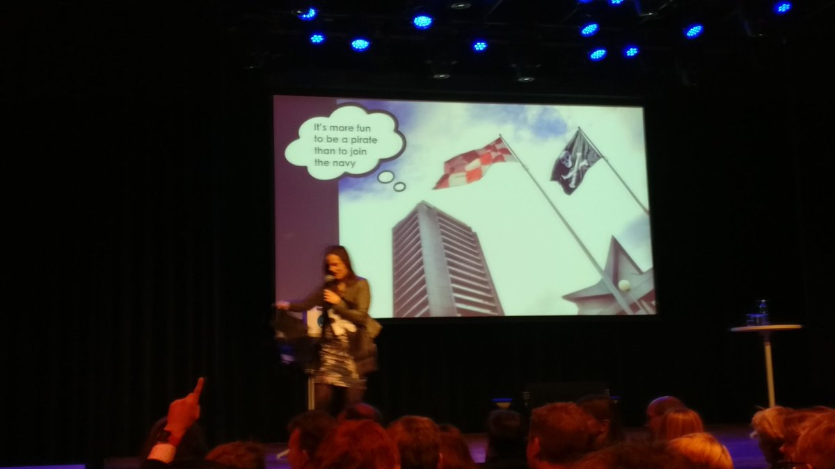davied's tweet photo. #mancon17 Veel verbazing en gelach bij de lezing van @kimspinder, waarin veel #ambtenaar20, maar ook #wqm / maildieet.nl, #Agrimeetsdesign en de uitreiking van de piratenvlag! https://t.co/MIf4TMYQ4K