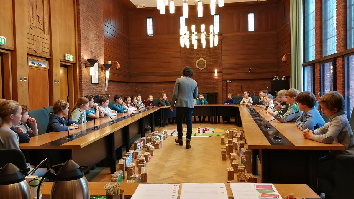 Groep 8 in de raadzaal van Voorschoten, zelf een stad besturen! #prodemos #Fortgensschool #democracity