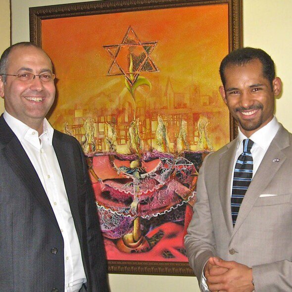 JonathanJDOleo's tweet photo. Ya era hora que Jerusalén fuera reconocida como capital de Israel por EEUU. En esta foto estoy con el ex-embajador israelí ante RD Marco @MarcoCSermoneta . En en el trasfondo una obra donada por mi padre German D'Oleo, a @IsraelinRepDom. https://t.co/PgbxouH3Zm