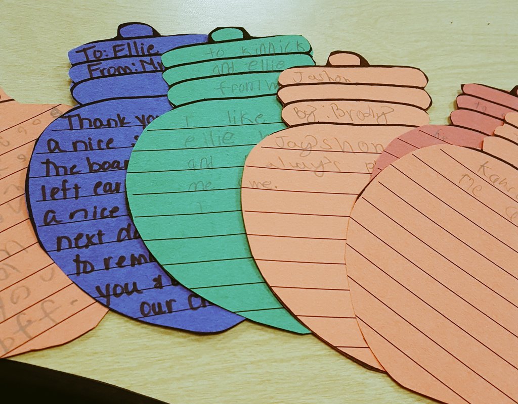 MichelleLewis70's tweet photo. Starting of #celebrateMonday with notes of kindness! Ss ar sharing how someone brightened their day with kindness! #edbeat https://t.co/9CUu9C9lCg