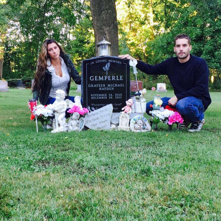 Woman found guilty of urinating on child's grave: bit.ly/2B8aPe9 https://t.co/29YDShJvYd