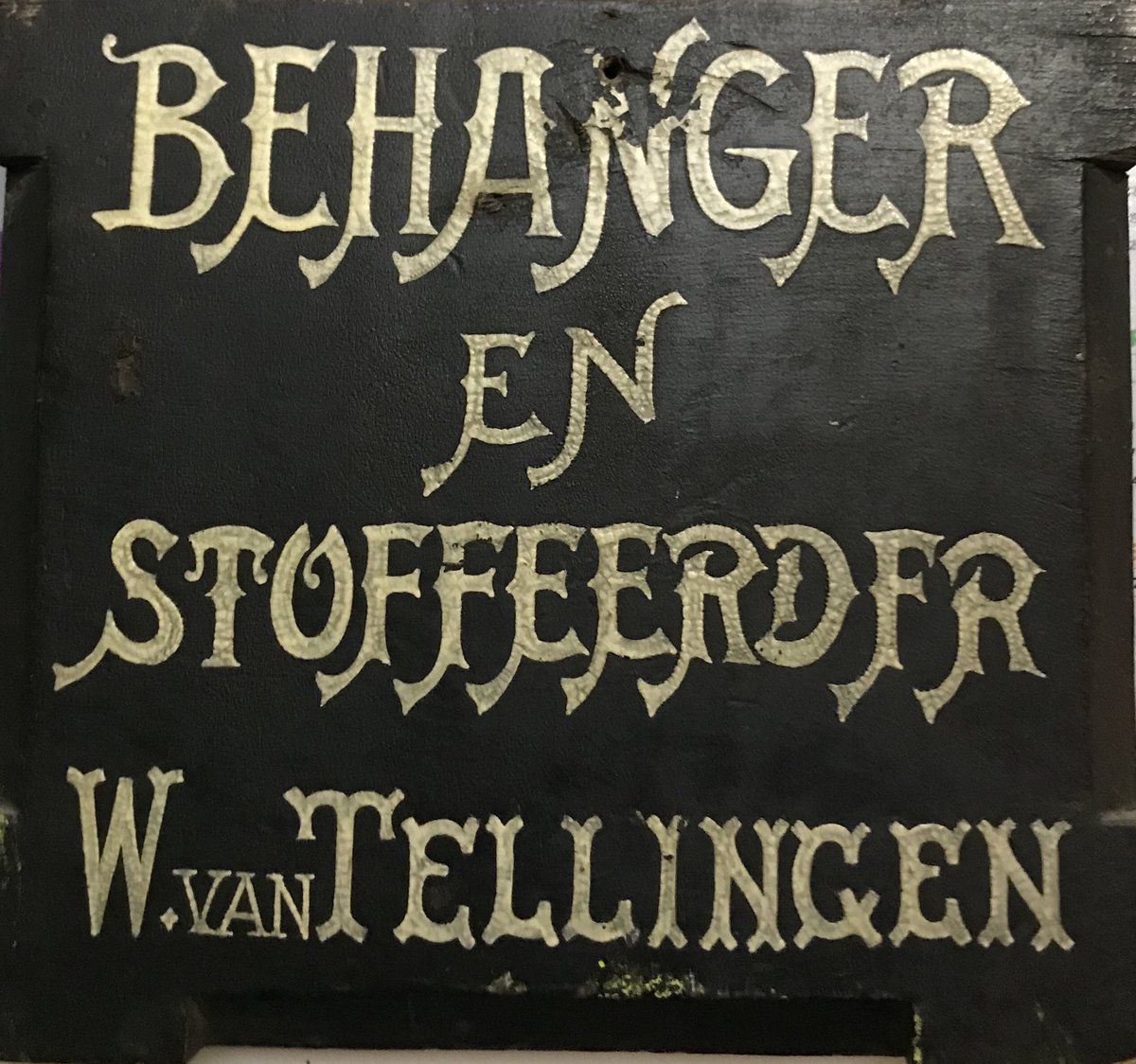 hansvantelling's tweet photo. Van Tellingen Interieur in Zeist. Ooit opgericht door mijn opa Willem. Ruim 100 jaar geleden. Nu gerund door mijn neef Dirk-Jan (rechts) en ondersteund door mijn andere neef Willem (midden). Graag deel ik het boek #WatNouEindeVanWinkels met mijn familie. #RetailGenen @tellingen https://t.co/3sVQEDqvMP