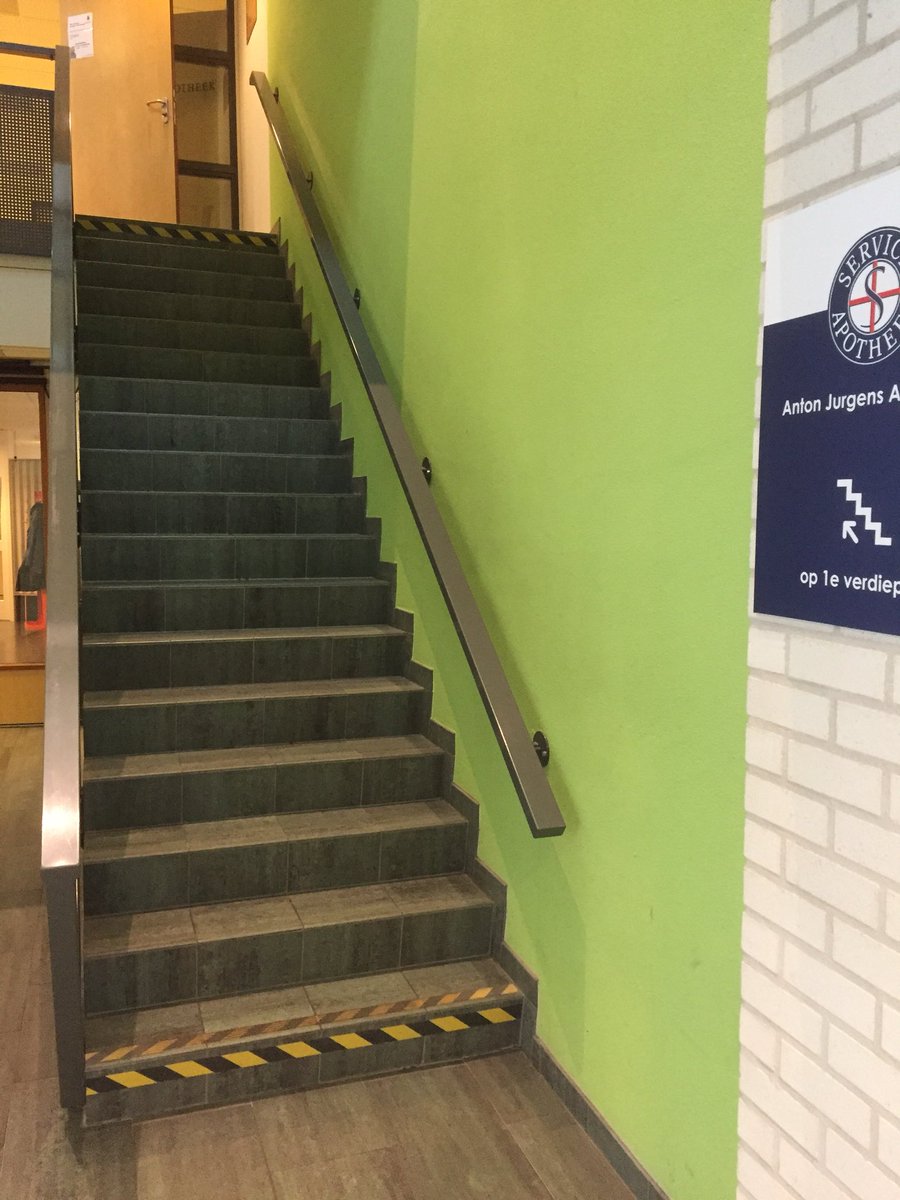 apotheekoss's tweet photo. Naast een lift ook een extra #trapleuning voor ouderen. Heel erg fijn! https://t.co/Md3k9wW6N1