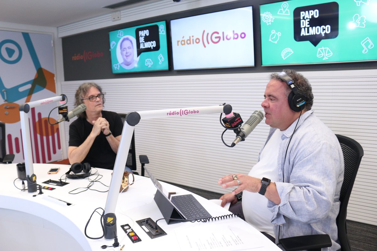PapoDeAlmocoRG's tweet photo. E o #PapoDeAlmoco já tá no ar. @LeoJaime conversa com o baixista #DadiCarvalho! Vem pra @NovaRadioGlobo 😍 https://t.co/k0yjQqpJxA