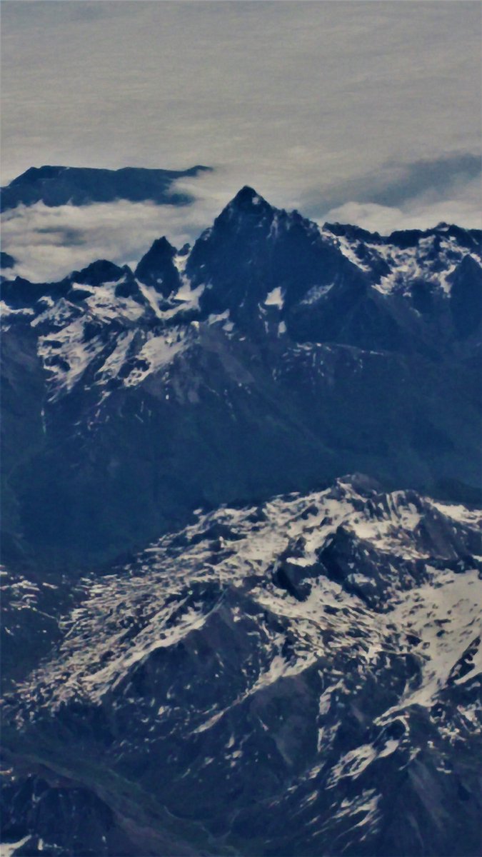 WanderFullBlog's tweet photo. #InternationalMountainDay #FrenchAlps #flightphotos #mountains #alps #France #French #fromtheair #photography #travel #wander #airplanephotos #aerialphotography @flying #snow #clouds #magnificantmountians #airtravel #travelpics
(Images by @jl_musgrave flying over the French Alps) https://t.co/8Aa7jXAEmF