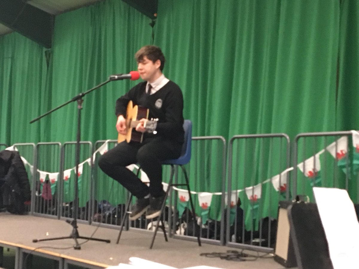 SyrHughOwen's tweet photo. Tomos Owen yn canu anthem allan o Chess, Siôn Davies yn canu cân gan @bwncathband a Gwern ab Arwel yn canu cân gan Sbardun. Amrywiaeth hyfryd yn yr Unawd bechgyn hŷn #ysho https://t.co/jyQnBFMVsp
