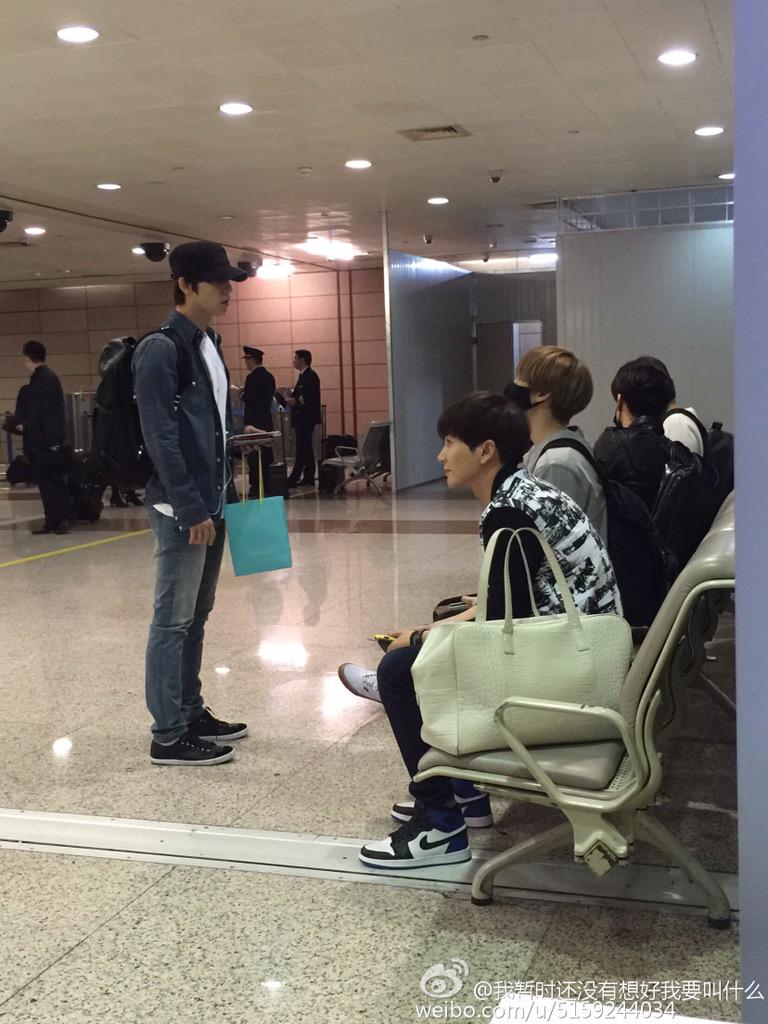 myonghae0109's tweet photo. 海外公演へ出発するとき空港に颯爽と現れたりしないしリュックはなんだかいつもパンパンだし優雅に歩くどころか集まったペンたちにオッパもう搭乗時間じゃない？呼び出されてるよ？って教えられて慌ただしく走ったりするし人数多くて座れなかったりもする。
#東方神起に便乗してSUPERJUNIORを広めよう https://t.co/VLas32m8vW