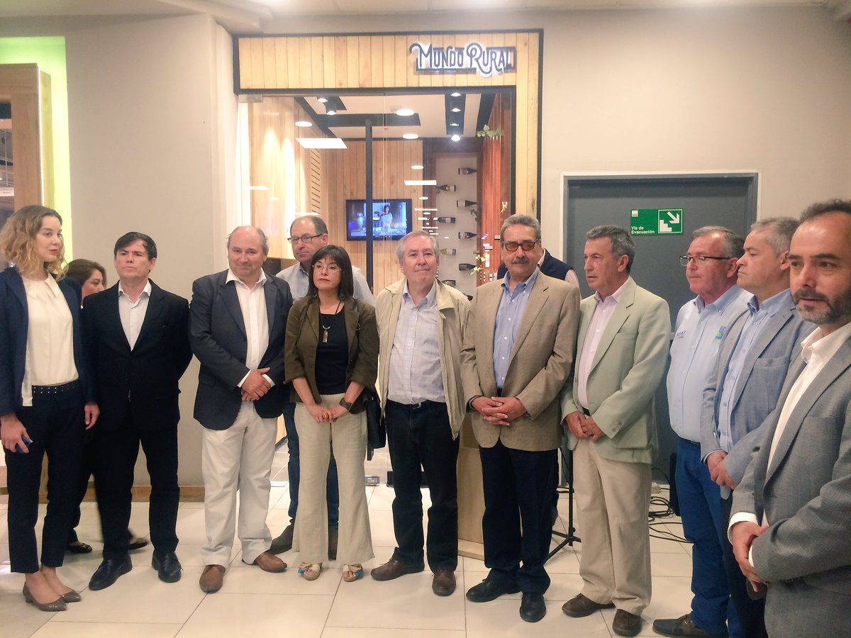 INDAP_Chile's tweet photo. Tienda Mundo Rural Vinos abre sus puertas en Mall Arauco Chillán con 54 etiquetas de pequeños productores campesinos de cepas tradicionales. https://t.co/EAIaxK7lNN