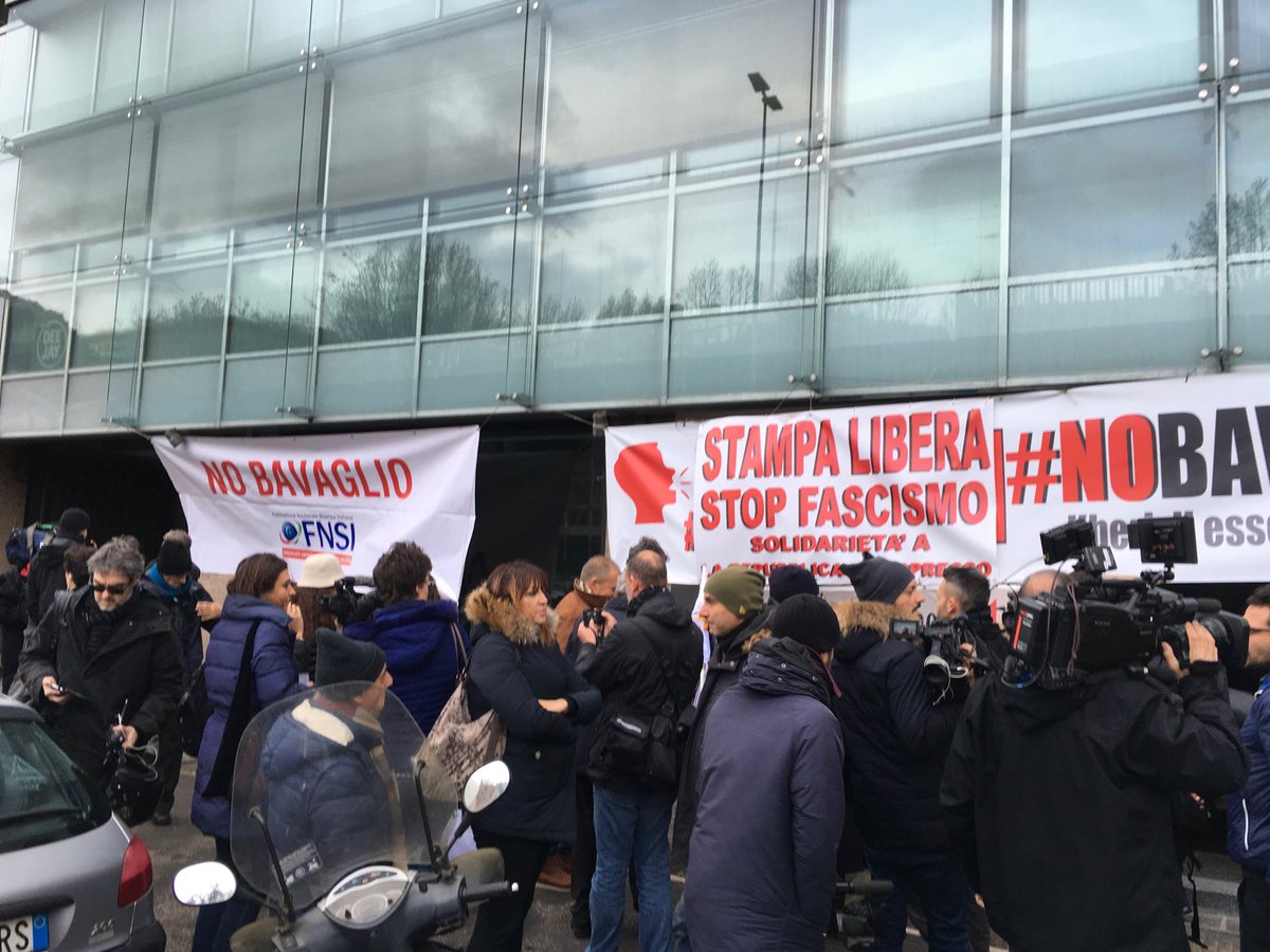 #NoBavaglio #Giornalisti sotto la redazione <a href="/repubblica/">Repubblica</a> <a href="/espressonline/">L'Espresso</a> #Fnsi #Odg <a href="/Artventuno/">articolo21.info</a> <a href="/USIGRai/">USIGRai</a> <a href="/odglazio/">OdG Lazio</a> <a href="/NOBAVAGLIO_org/">🗣 RETE #NOBAVAGLIO🔻</a>