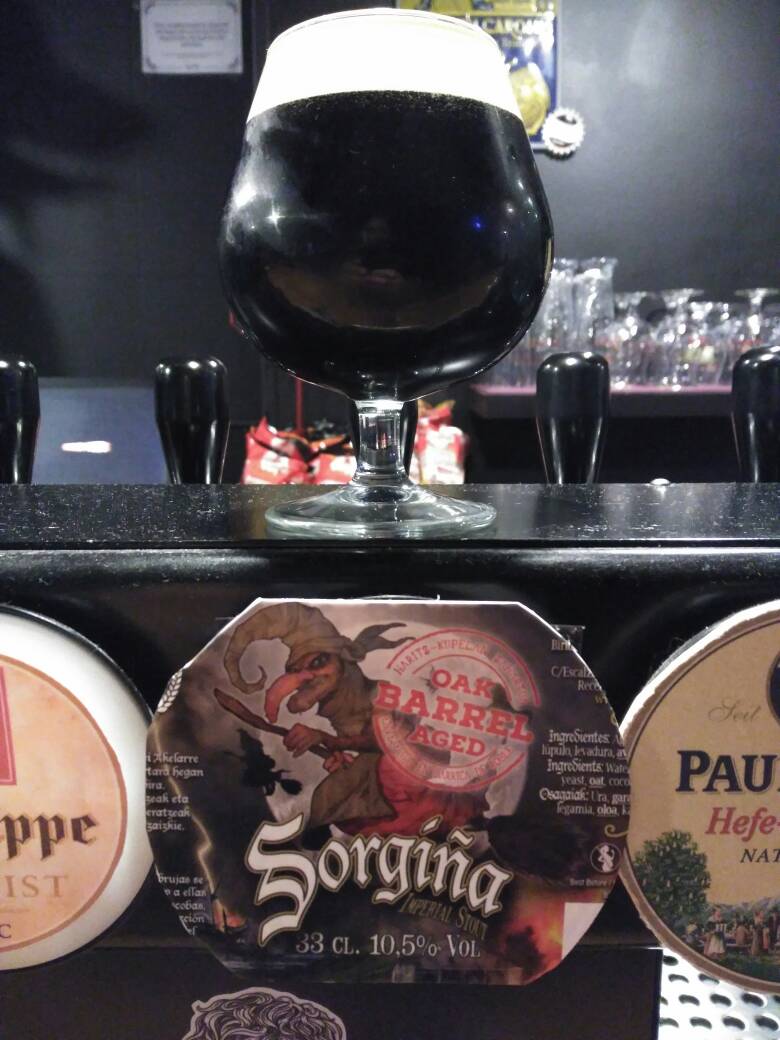 #HoyRecomendamos la versión envejecida de Sorgiña, imperial stout de <a href="/BiribilBrewing/">Biribil Brewing</a> elaborada con cacao y avellana. La Oak Aged está envejecida durante seis meses en barrica de roble previamente humedecida con whisky, lo que da a la cerveza unos toques avainillados y a madera