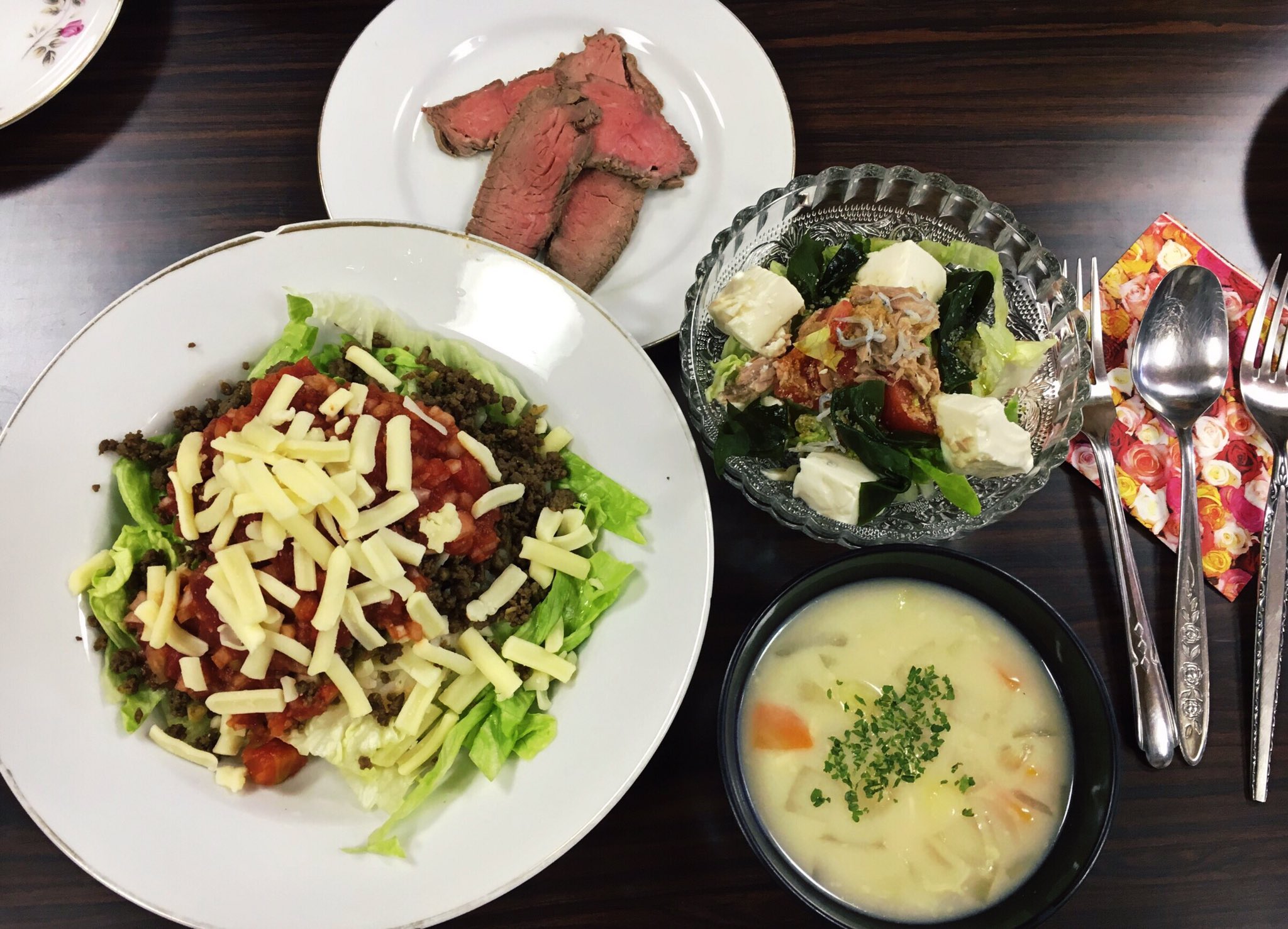 明治学院大学 生活芸術会 料理科 昨日は3年生の先輩方を送り出すティーパーティーでした メニューはパーティーぽくローストビーフやケーキに挑戦し タコライス 海藻サラダ ポテトチャウダーもとても美味しくできました 和室もかわいく飾り付けし
