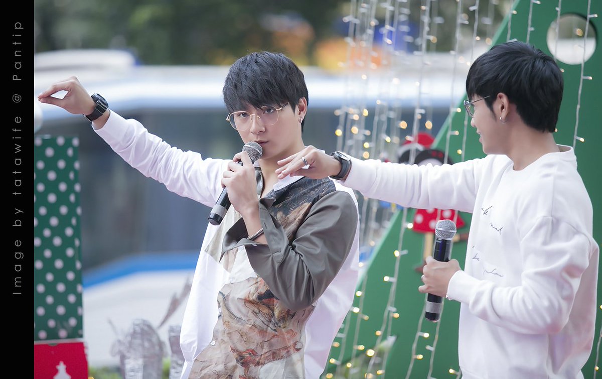 คริส-สิงโต #UrbanHappiness2017 #EiikleawShopFest [11/12/2017] #SingtoPrachaya #KristPerawat <a href="/krist_est/">Krist Fanclub</a> #พลทหารของก้อน มุกขาดๆ เกินๆ แต่ก็เข้าขากันอย่างประหลาด ก็สองคนนี้แหละเนอะ 555