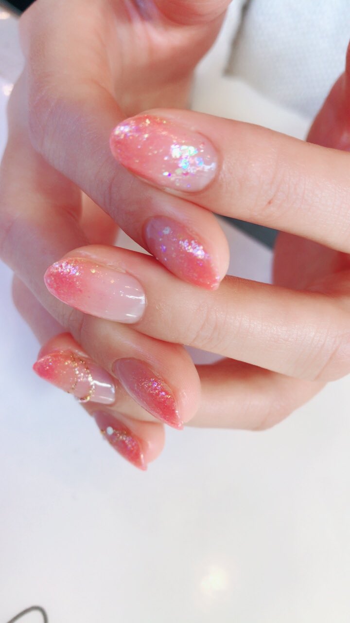 Rico Nail シンプルだけど女性らしいピンクのラメグラデーション オフィスにも使えるデザイン 担当 鈴木 1 0 ポリッシュ ラメグラデーション オフィスネイル シンプルネイル ネイルカラー ルビケイト導入サロン ブローチェリコ リコネイル
