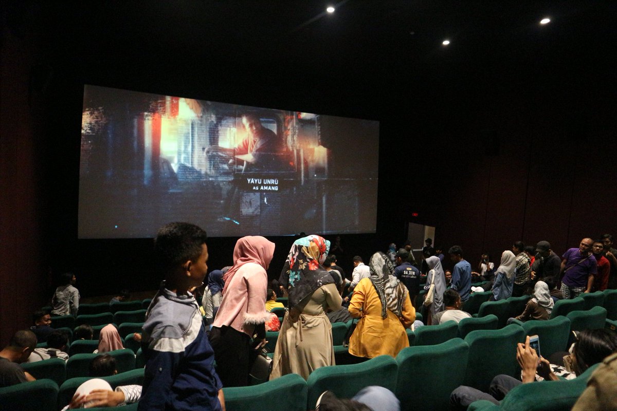 Terima kasih buat teman-teman di Palu yang sudah ikut nobar @NightBusFilm. Film bagus yang memberi gambaran kepada kita horornya konflik bersenjata yang pernah dan sedang terjadi di berbagai wilayah di bangsa ini.

Full seat! ☺

<a href="/ILawputra/">Ito Lawputra</a> <a href="/nemubuku/">neni muhidin</a>