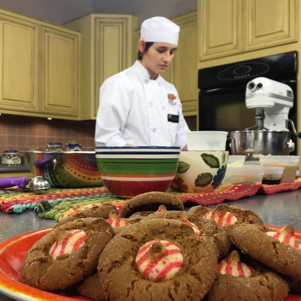OSUITCulinary's tweet image. KTUL cookie demo on at 908am! #cowboychef ift.tt/2Atj4BY