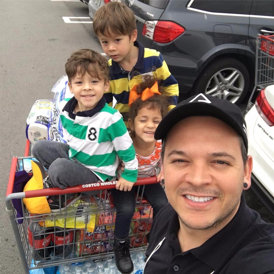 Trillipack's tweet photo. Feliz comienzo de semanaaaaaa para todos 🙆 ya falta poco para que llegue santaaaaa siiiii 🙆 Aquí les dejamos esta fotico con nuestro papi haciendo mercadito 😂😂😜 #trillipack #miami #life https://t.co/ok91TLMgs3