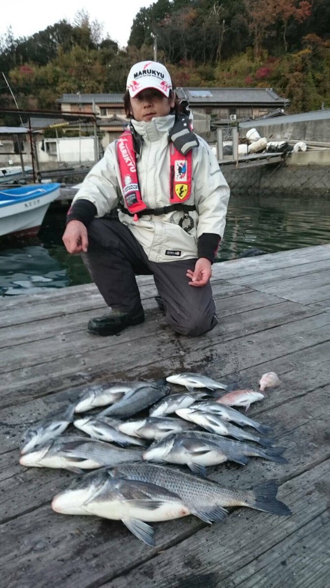 サンスポ関西公式つり速報 やま栄渡船 三重県鳥羽市 のイカダで11日 愛知県扶桑町の森川さんが チヌの25 5 53 を12枚 エサはシラサエビ このほか 66 のヒラメを釣った人も サンスポつり やま栄渡船 三重県鳥羽市 イカダ釣り 海 魚 チヌ