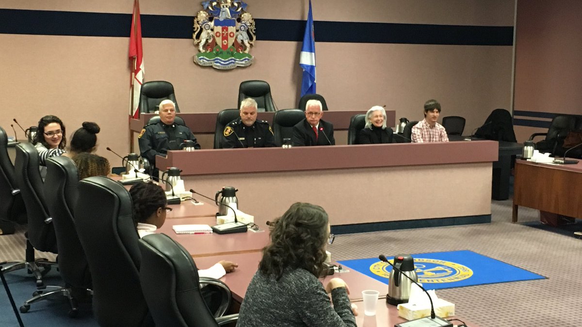 wdosant62's tweet photo. Essex County school students engaging with @WindsorPolice on @yourtvwindsor in @cityofwindsor council chambers. https://t.co/acCL3RbDLo