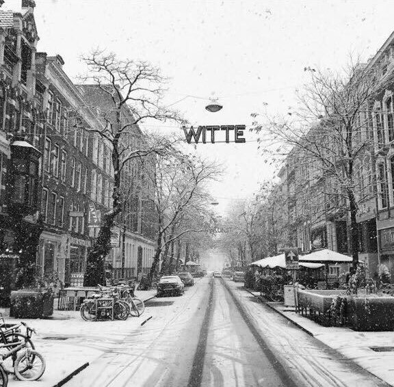 Santa Claus is coming to town 🎅🏽 
De straten zijn wit, de moonboots worden uit de kast gehaald en de open haarden gaan aan. Nu nog een warm frietje erbij en deze eerste witte dagen zijn compleet ❄🤶🏼 #santaclausiscomingtoamsterdam #friethoudtjewarm #itschristmastime